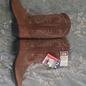 Men's Tan Western Boots with Intricate Stitching
